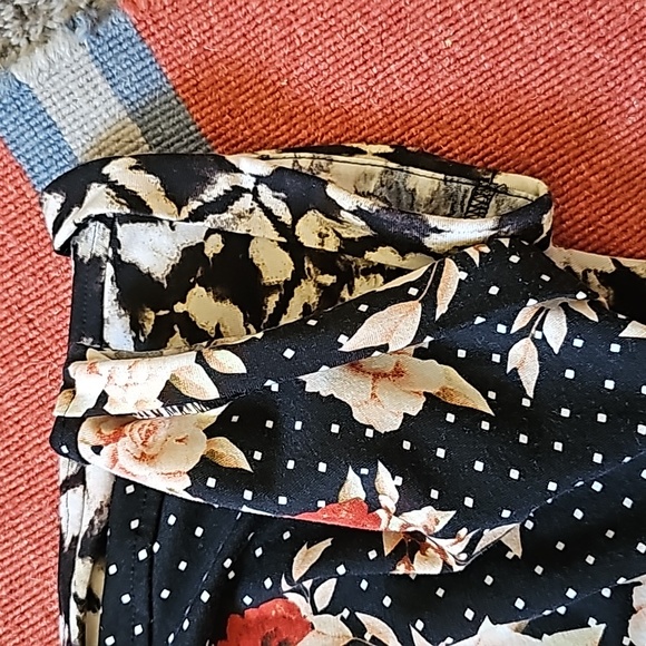 2 STUNNING LULAROE CHARLIE BROWN CHARLIE FLORAL BUTTON UP SHIRTS - Picture 7 of 15